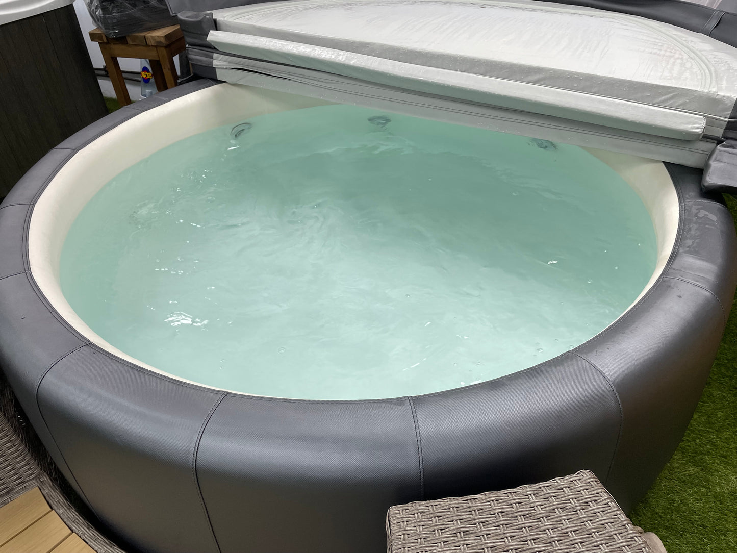 Softub T220 Legend 4 Person